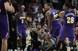 尼克·史密斯凭借一场意想不到的爆发，带湖人战胜波特兰开拓者