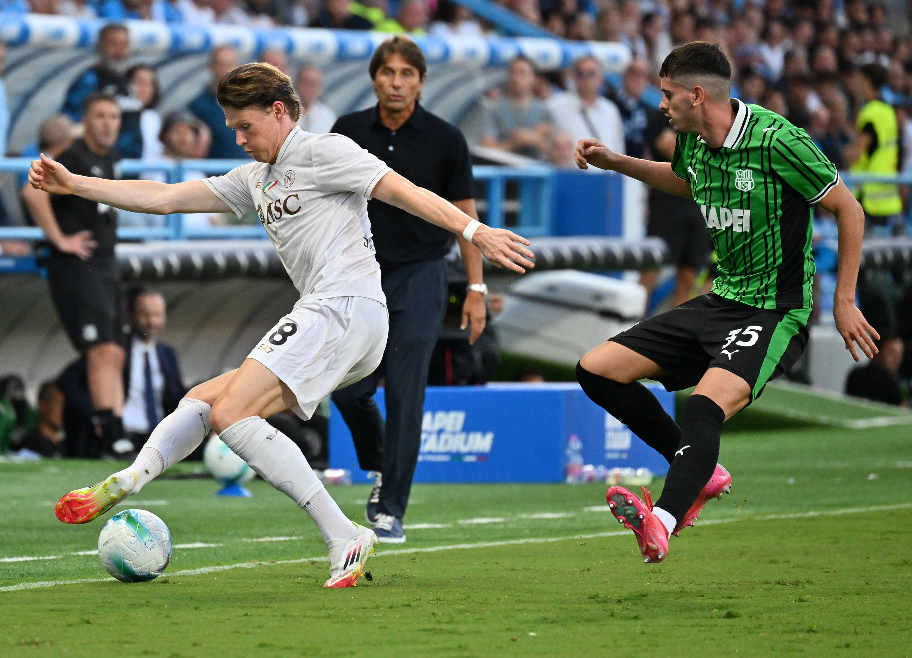 (体育)足球——意甲:那不勒斯胜萨索洛