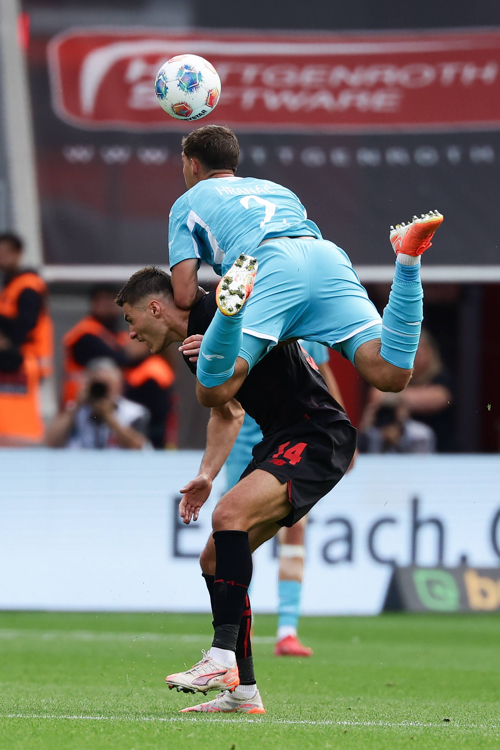 (体育)足球——德甲:勒沃库森不敌霍芬海姆