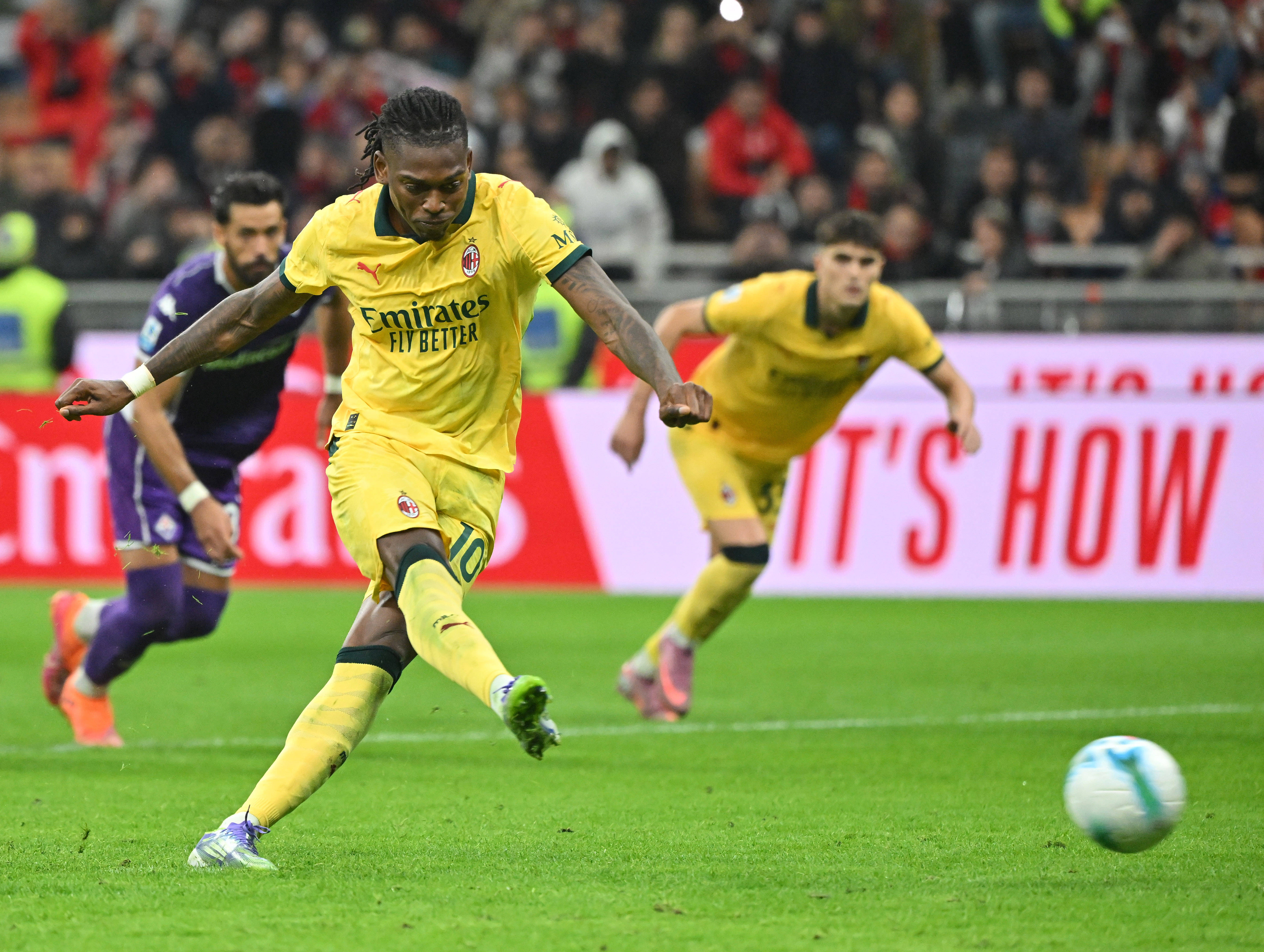 （体育）足球——意甲：AC米兰胜佛罗伦萨